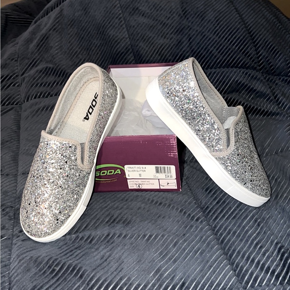How cute are these??!!! Your little girl will ♥️ them!! So sparkly!!!